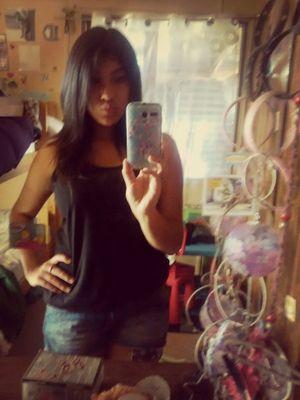HOLA! c: me gusta mucho la musica  en especial a  ONE DIRECTION  cambiaron mi vida y me encanta salir :) me sigues te sigo ;)