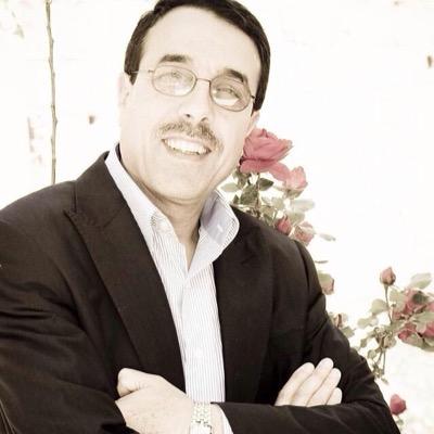 تلميذٌ مازال يحبوا على أبوابِ مدرسة الحياة .