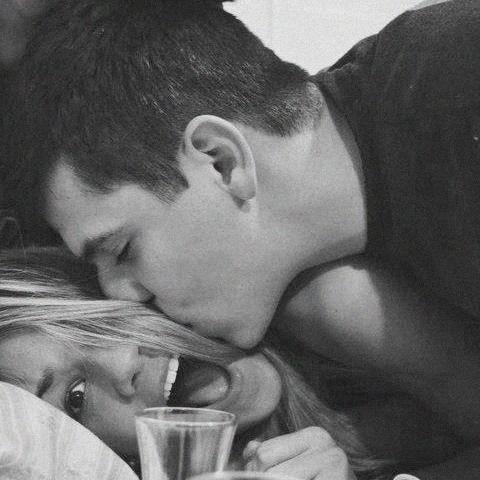 La vida puta, elegante como siempre. ¿Te cuento un secreto? Me encantan tus besos. ¿Por qué? Porque simplemente me encantas.