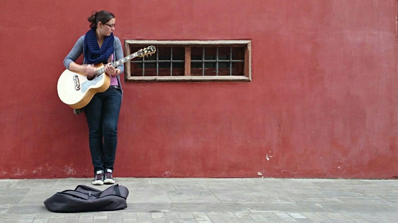 Química, música profesional, diseñadora UXUI, compositora, amante de la fotografía, los juegos de mesa y GeeK en general.