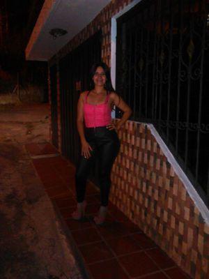 Amo ser Madre...  feliz y orgullosa de mis hijas...  Amo a mis 2 tesoros hermosas  🤩
y a los perros también los amo 🐶