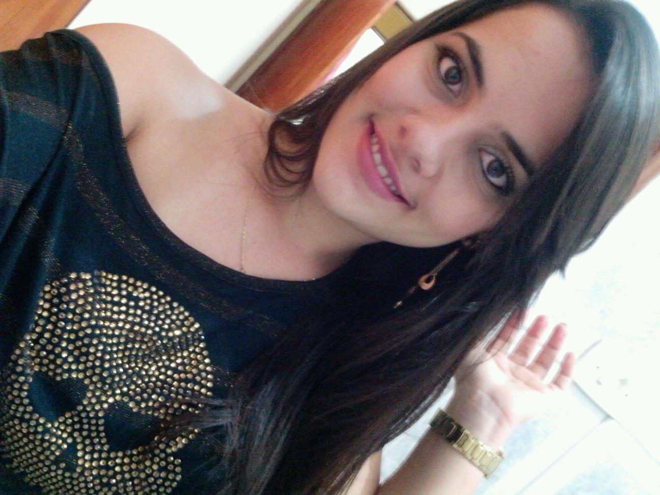 Geminiana, 21 anos.  IG:@marcelamacarios