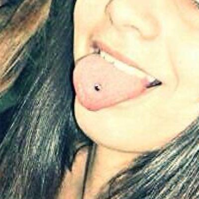 La masa busca al líder , no por que lo estime sino por interés, y el líder acepta a la masa por vanidad o por necesidad