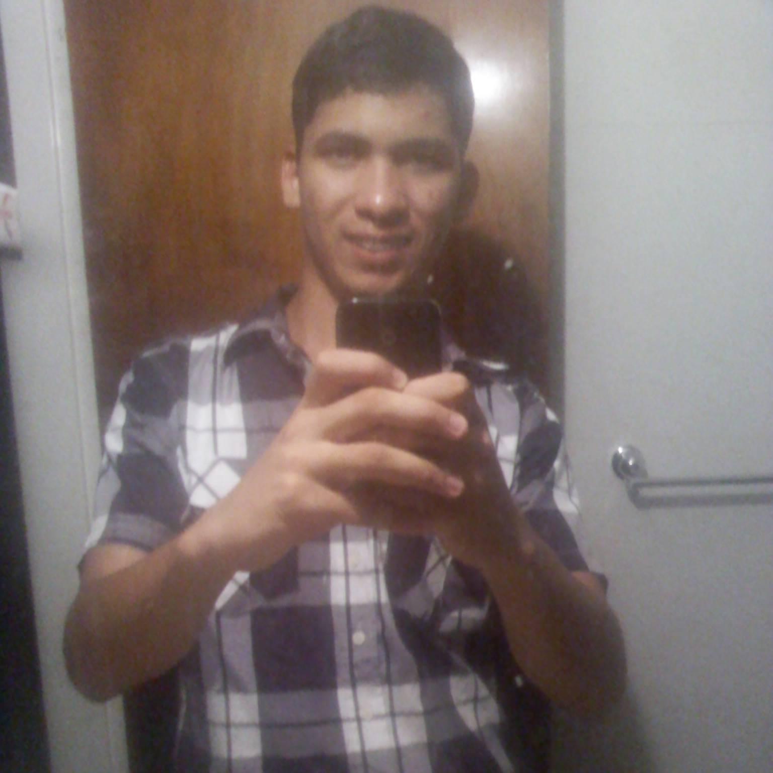 no te compares con nadie,ten la cabeza bien alta y recuerda: No eres ni Mejor ni Peor, simplemente eres tu, y eso nadie lo puede superar.. :$