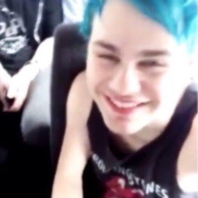 @commandercth gave you this free follow so please follow her