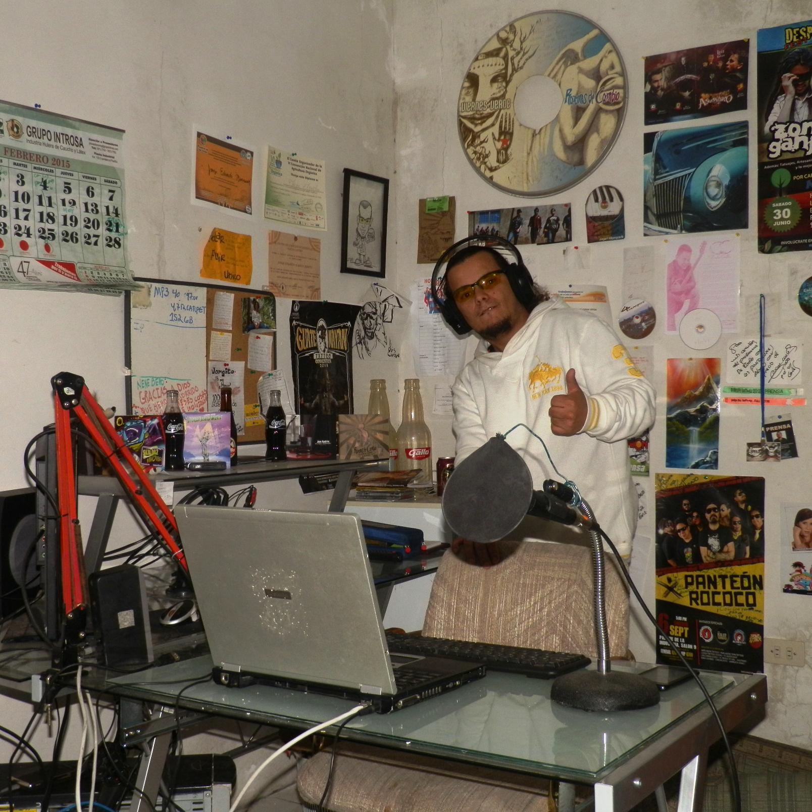 SOY  PERCUSIONISTA,  ACTOR DE TEATRO, DJ, LOCUTOR DE RADIO, TENGO MI PROGRAM DE RADIO ONLINE Q SE LLAMA CON LOS PANTALONES ABAJO LUNES Y MIERCOLES 7PM A 9 PM