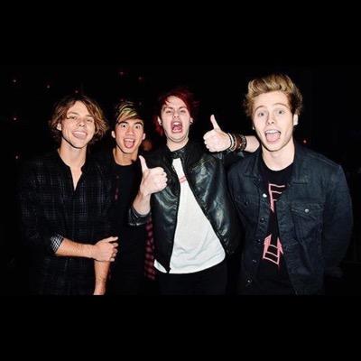 shit..well hi....Im 16...Im awkward af..I make shitty lockscreens?¿ I like 5 seconds of summer and one direction and alot of other bands...I guess 

❌Reject❌