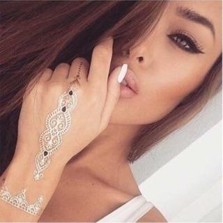 ليسه حبيبه لاحد بل صديقة الجميع