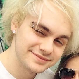 @Michael5SOS: weird ass photo but my hair is blondey silver now :) FREE FOLLOW FROM @stupidforlou