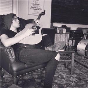 free follow from @electrocth yay you can ask her for a dm to calum