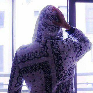 ‏‏أغغرد للشقى بدموع عيني 
وأسولف لثرياء عن حياتي