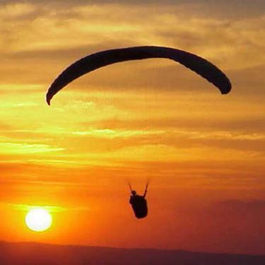 Pai, companheiro da Leomara, piloto de parapente, economista  da oposição na Assembleia Legislativa do Paraná. Mestre em Desenvolvimento Econômico pela UNICAMP.