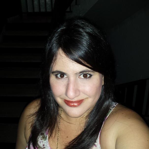 Soy una chica muy extrovertida lokita, algo freak y divertida y si me conoces bien te encariñas conmigo :P xoxo :D