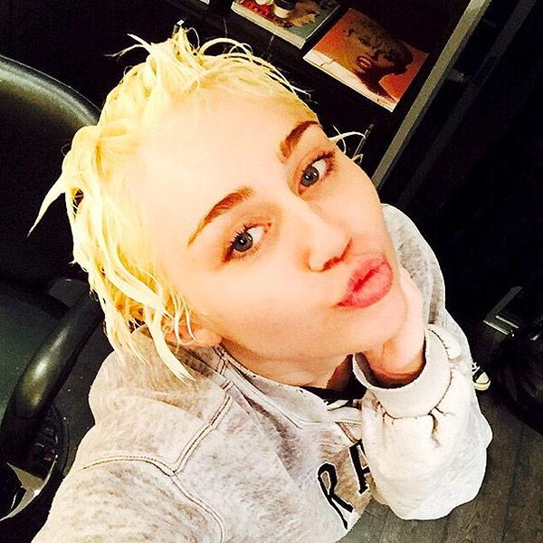 MILEY CYRUS IS MY LIFE. I'M A SMILER SINCE THE FIRST TIME I SAW HANNAH MONTANA SHE'S SO FKN* AWESOME  -fback or unf-