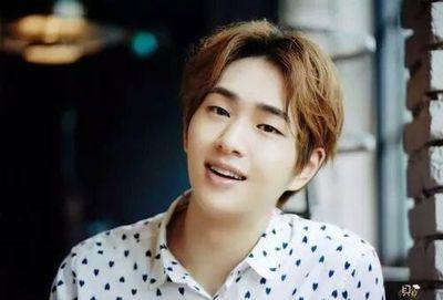 ชื่อรุจ 
อายุ15
กำลังศึกษาอยู่