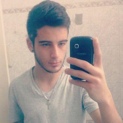 Una persona que rie a diario no es por que siempre le vaya bien, sino por que aprendió que debe sonreir en las buenas y en las malas.