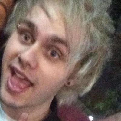 HEY PLEASE RT FIRST TWEET BECAUSE I JUST GAVE YOU A FREE FOLLOW ;) || @cliffordsgreen