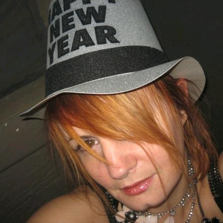 DecarieLily's profile picture. Super-héros la nuit, étudiante en journalisme le jour, je suis la fille de Clark Kent & Loïs Lane.