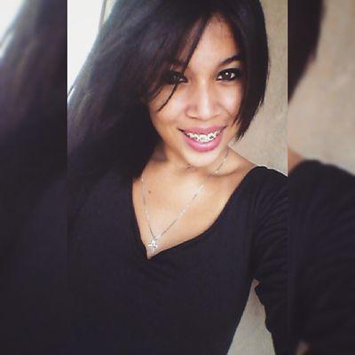 Sorria bonito e deixe os outros quererem descobrir qual é o segredo que faz você rir.      (Namorando.)