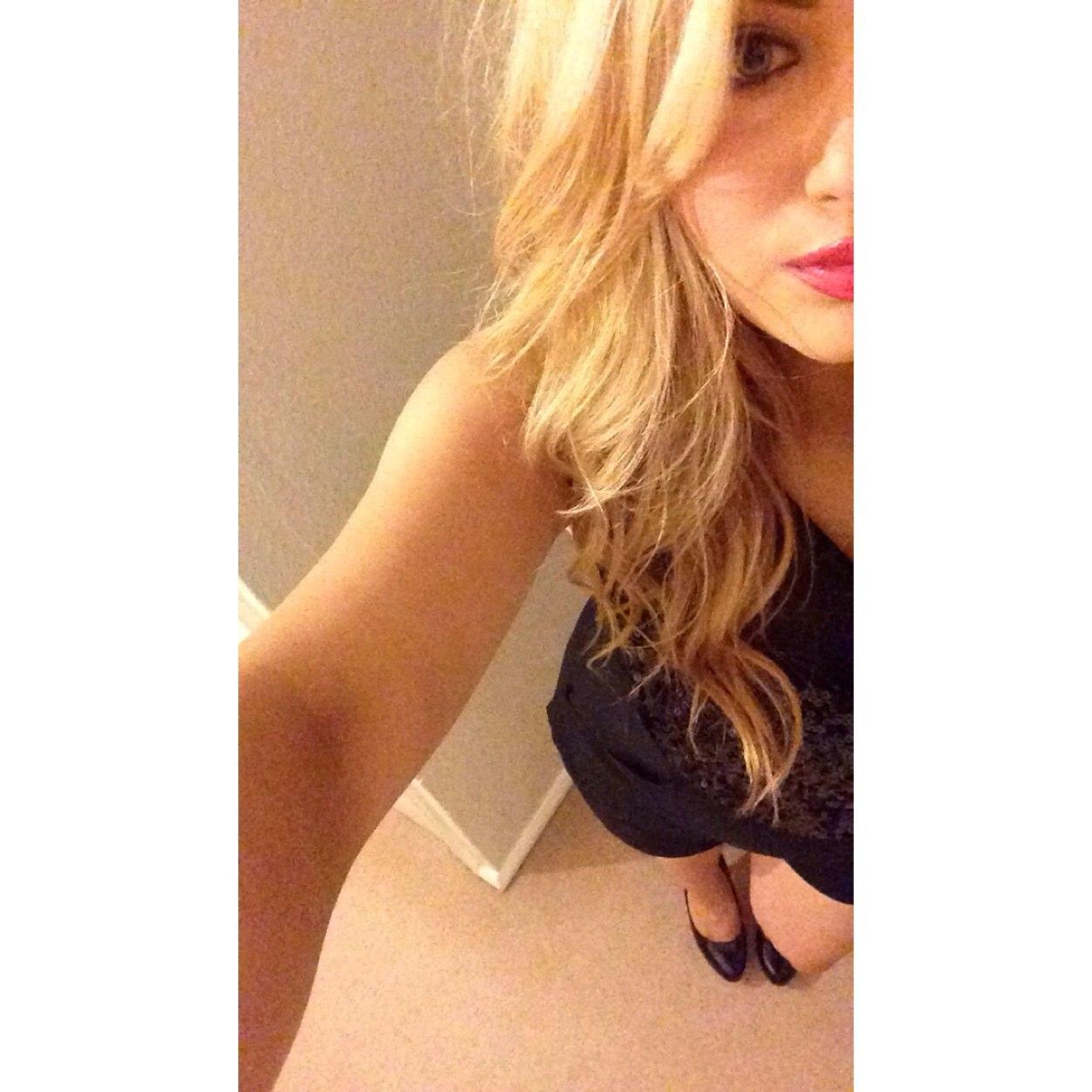 Arieebee's profile picture. 20/woking/wine