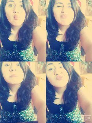 soy adolescente, tengo 16, Chilena, busco expresarme. Me gusta la música en ingles y suelo ser bipolar.