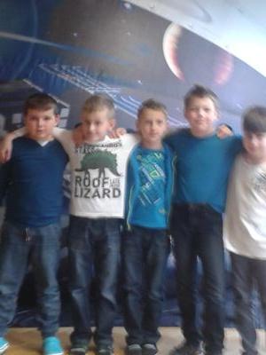 sem kluk a jemi 9 hraju fotbal a hazenou.Chodim do 3 tridy