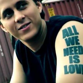 En memoria al Icono del Hip Hop Rap Latino .. @ELCANSERBERO .                     ¡ALL WE NEED IS LOVE!