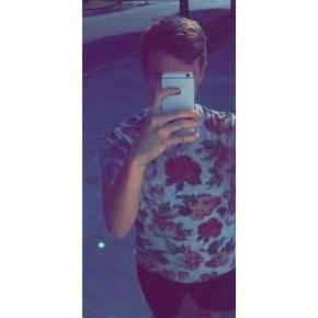 Selfiatico del 97. Quién tiene no merece, quién merece no tiene, así que, que no te manden, por lo menos sé tu jefe.