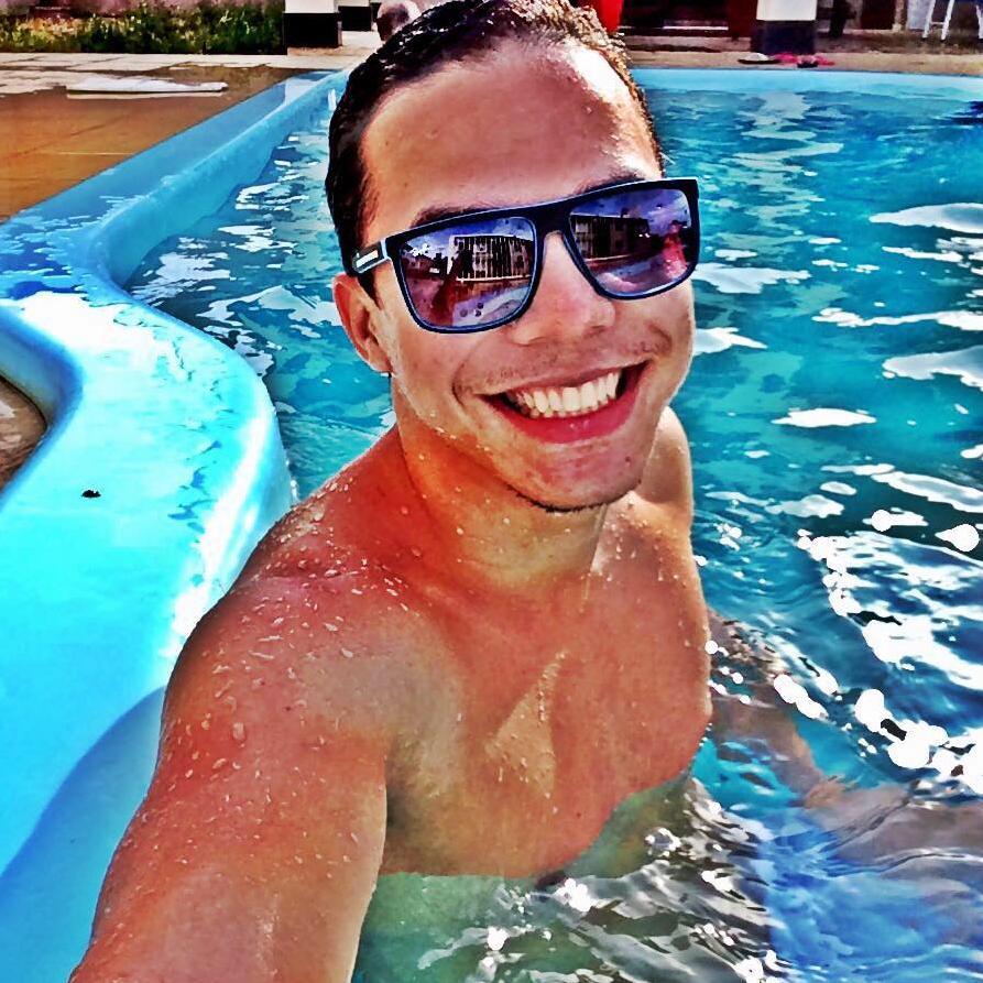 24 anos.                 É, esse mundo dá voltas, falei pra você!
Não me ouviu, deu as costas pro amor que eu te dei... ♫