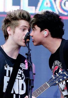 *cries because calum hood*