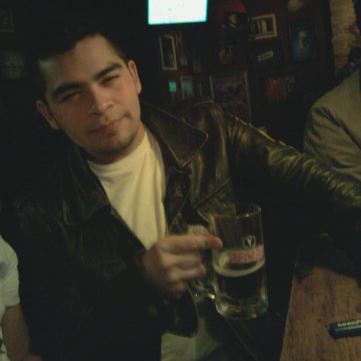 leonzombie's profile picture. Corresponsal en el tercer planeta, enviado, no creado. De izquierda a derecha, de arriba a abajo, aquí estoy, cerca de ti, cerca del mundo.