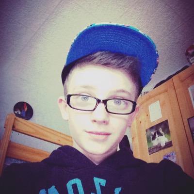 Bayron . 13 ans . passionné de jeux vidéos . mais surtout les call of duty . ❤ '-' et vien me follow aller tchaw