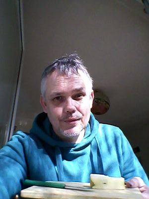Newbie in Neuland  grüß' ich die Welt. ★ Wär' ich ein Haiku wär' ich auf Twitter★ Flög' ich zu Dir ★ Ich atme und dschogge und faste und sinne ★ in der