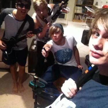 follow @j3nna5sos