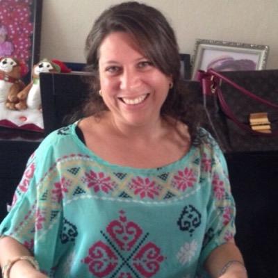 Enamorada de la vida. Conservadora por educación pero rebelde por convicción! Mercadóloga,, trabajadora, mamá, esposa, amiga, hija, hermana, mujer.....