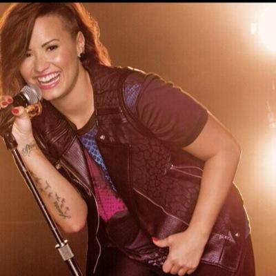 17 USA SemiProfessional Fangirl! Lovatic and Soldier for life! I love too many youtubers and singers to fit in this bio! Hannah•Grace•Mamrie