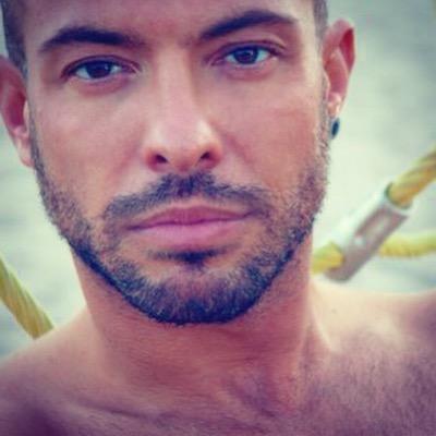 pretendiente 4 temporada de QQCCMH... con ganas de ver sonreir a las personas que estan a mi alrededor... emprendedor, empresario y ave nocturna entre otras.