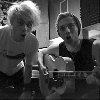 follow @hemmingsgirlx7