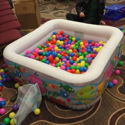 Minute by minute updates on Howl's Moving Ballpit. ALL CON YAAAAAAAY