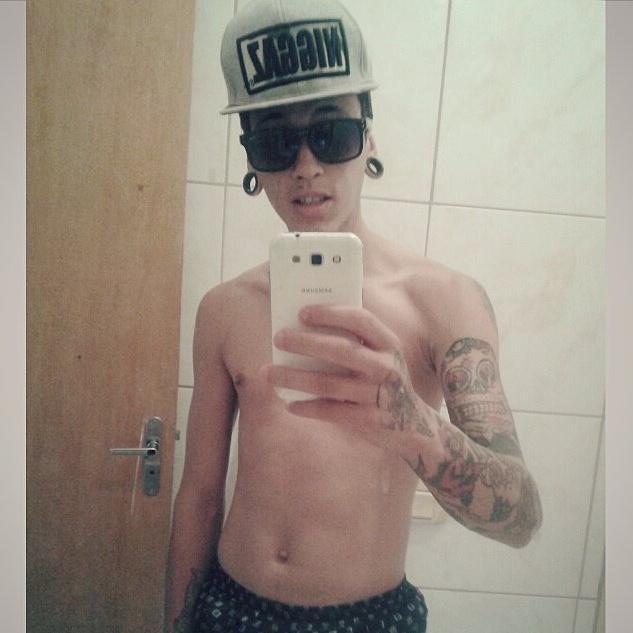 Alefy Ribeiro, Tenho 17 Anos 

segue se quiser se não quiser foda-se

 Cidade:          São Paulo - SP