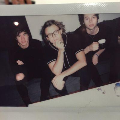 MOST tweets on here are votes for 5sos :-) free follow from @Kelleryy // ask for a dm to or with michael or 5sos or liam!!!