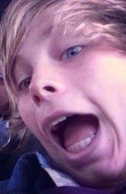 RT this plz and msg me when your done @_mashton_power will @ you to 5SOS xx❤