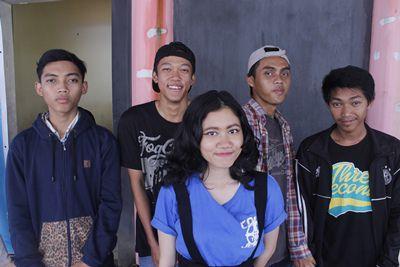 Poppunk from Tangerang| @frdnhazzah_ @adityassin @thomthomasss @Sibagasap @candvespa | more info☎ line: frdnhazzah_ / 54F39D0D