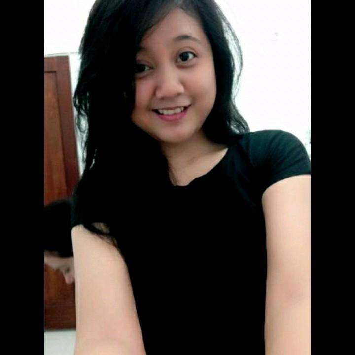 Cantik , menarik , berambut panjang , cuek , judes , pembenci sesuatu yang berbau drama :D