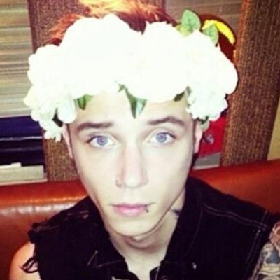 can andy biersack be illgeal please. *-*