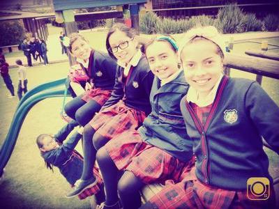 con mis amigas divirtiéndome en MAVI