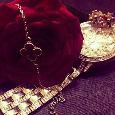 ‏دلوعة ابوي من صغري مدلعني
 يالله لاتحرم عيوني من عيونه
متولعه.. فيه وف حبه.. مولعني
ابوي ماله وصيف وند في كونه
#دلوعه ابوي