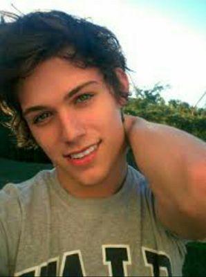 Chico de 20 años. No me tomes por lo que tu juzges. Conoceme. Skater. Música como forma de vida. Escritor.