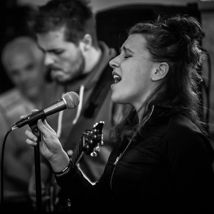 Vocalist and performing artist •
Goes with honesty, humor and passion