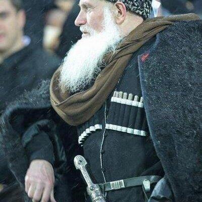 Yüze karşı övgü arkadan yapılan yergi gibidir